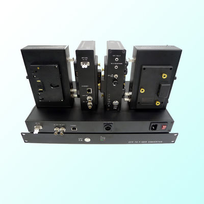 Câmara de televisão a OB Van sobre o conversor do multiplexer da fibra em EFP, registro do apoio, remoto, genlock