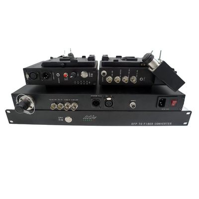 Câmara de televisão a OB Van sobre o conversor do multiplexer da fibra em EFP, registro do apoio, remoto, genlock